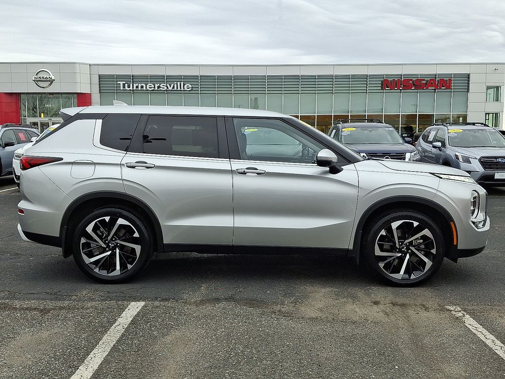 Thumbnail: 2024 Mitsubishi Outlander - 7