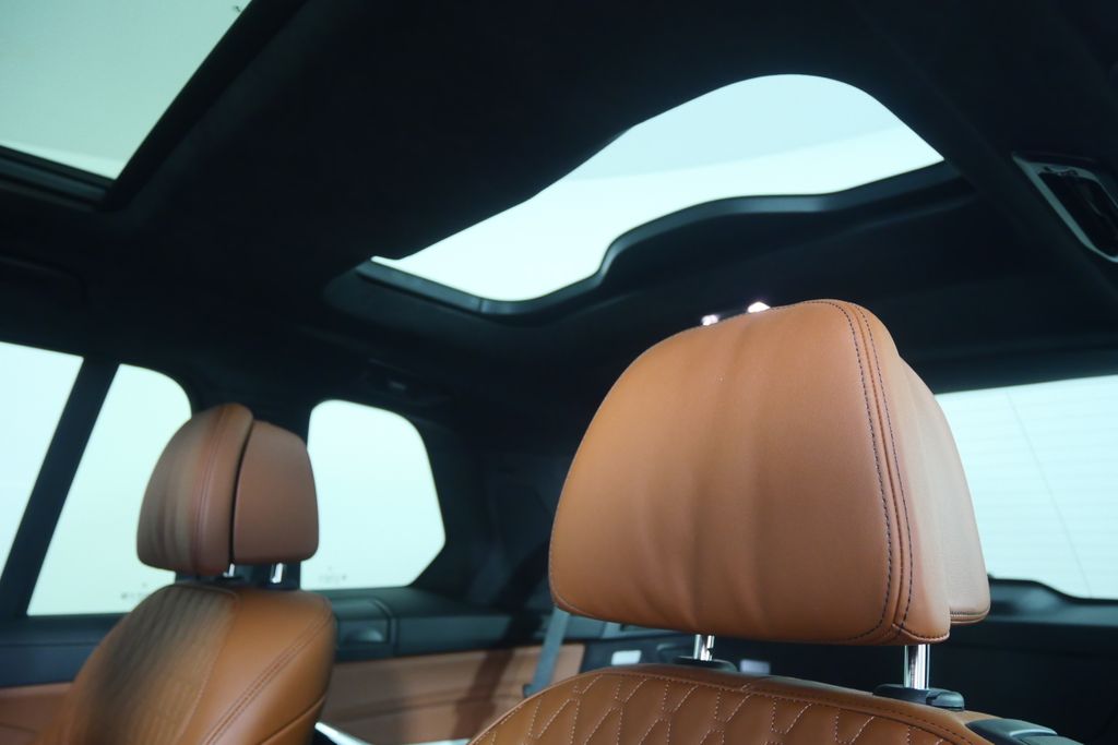 Thumbnail: 2024 BMW X7 - 16
