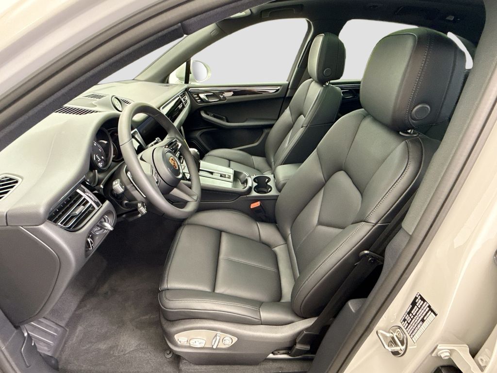 Thumbnail: 2026 Porsche Macan - 5