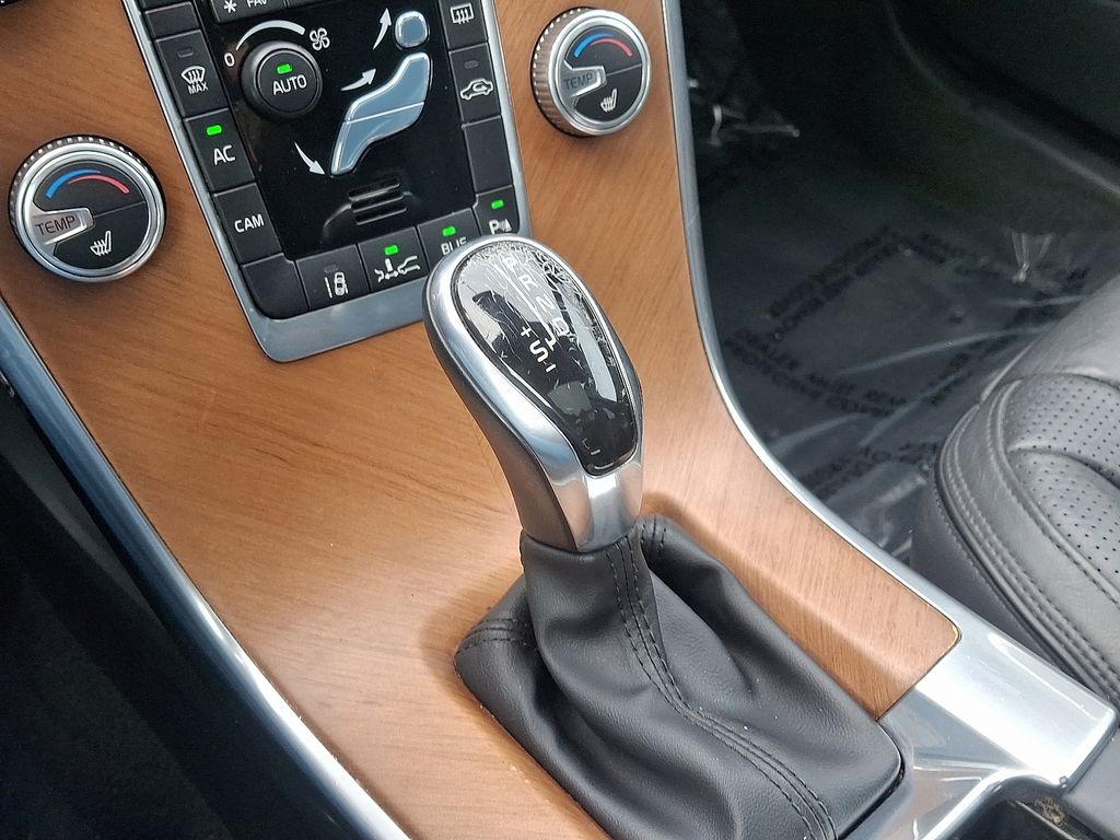 Thumbnail: 2015 Volvo XC60 - 15