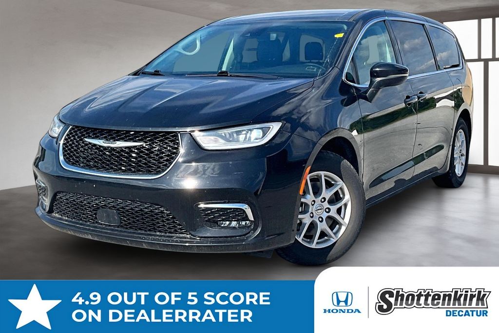2023 Chrysler Pacifica Touring L's photo
