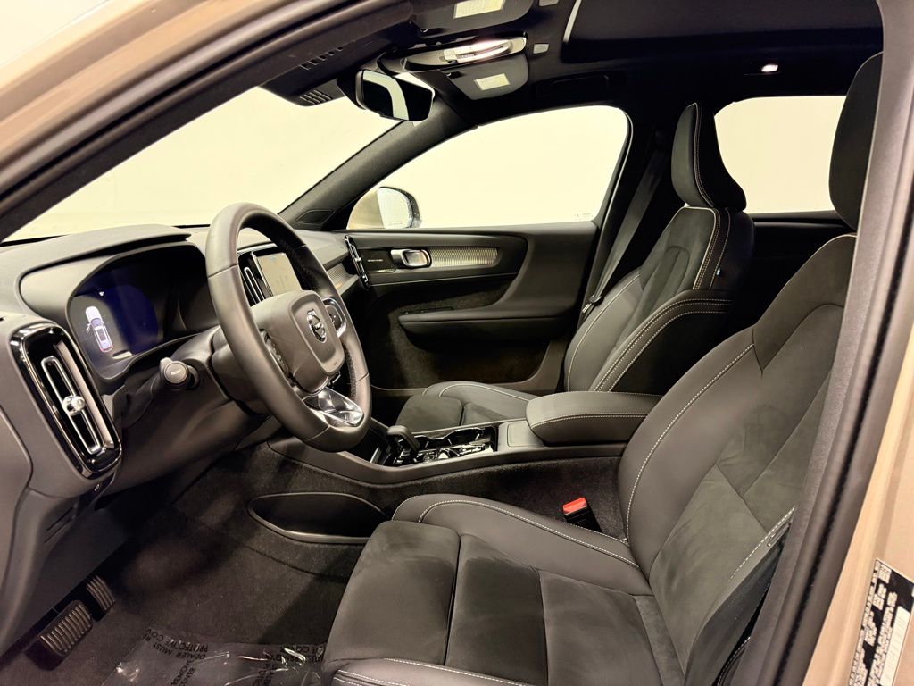 Thumbnail: 2024 Volvo XC40 - 10