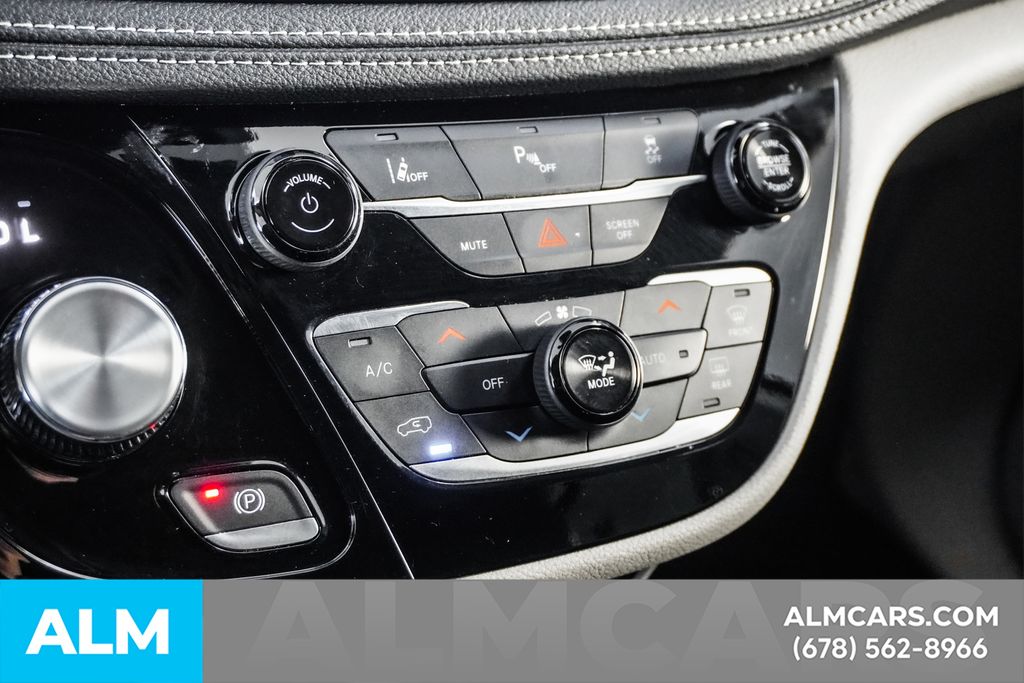 Used 2024 Black Chrysler Select image 39
