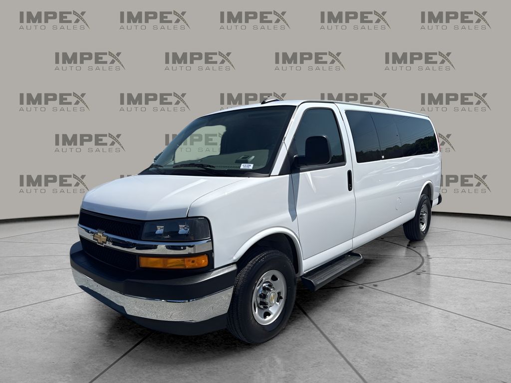 2025 Chevrolet Express 3500 LT Extended's photo