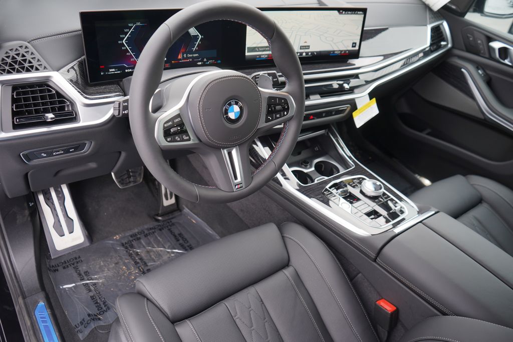 2025 BMW X7 M60i 12