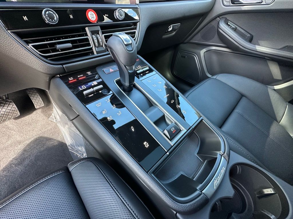 Thumbnail: 2026 Porsche Macan - 28