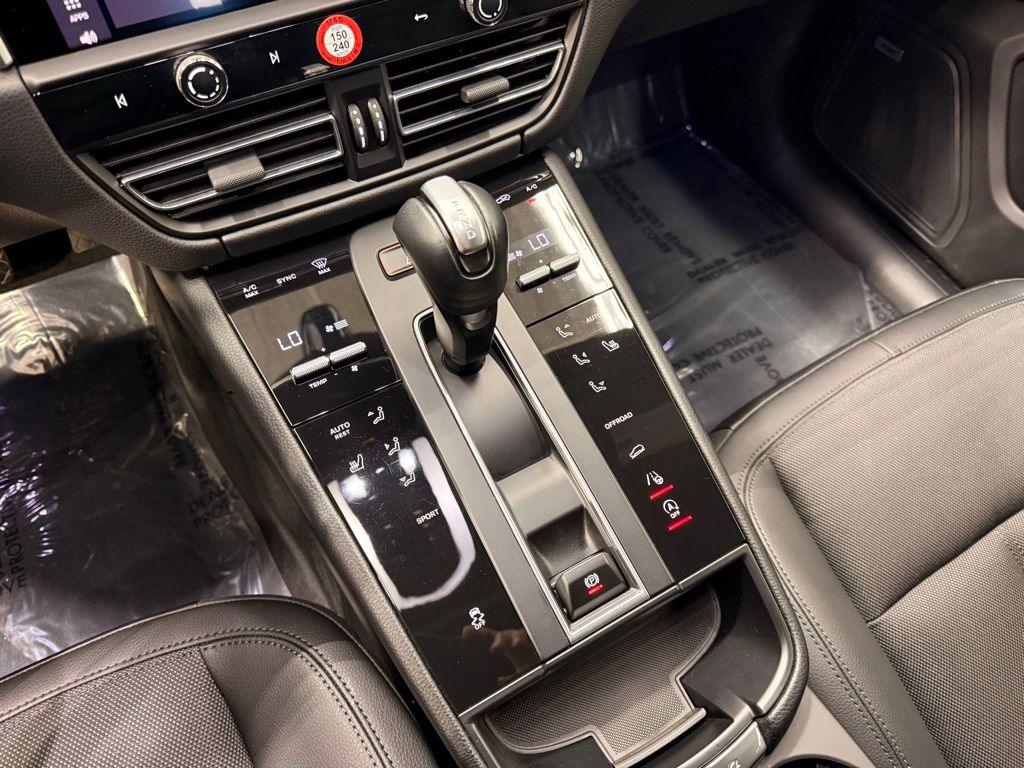 Thumbnail: 2022 Porsche Macan - 18