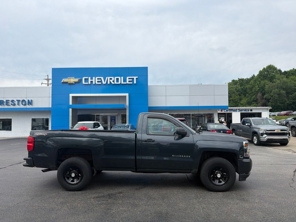 Gray (Graphite Metallic) 2017 Chevrolet Silverado 1500 Pickup Truck Four-Wheel Drive 6-Speed Automatic Overdrive