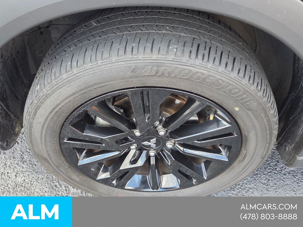 Used 2024 Gray Mitsubishi LE image 12