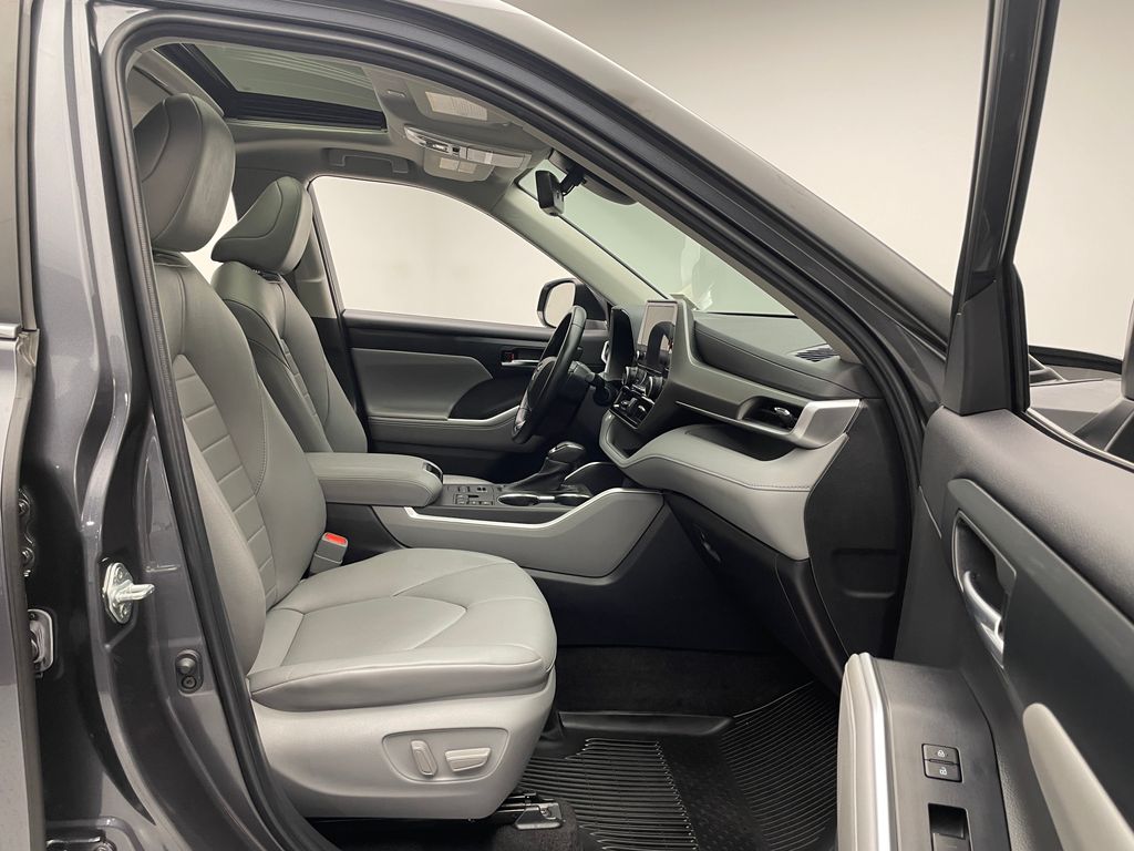 Thumbnail: 2023 Toyota Highlander - 17