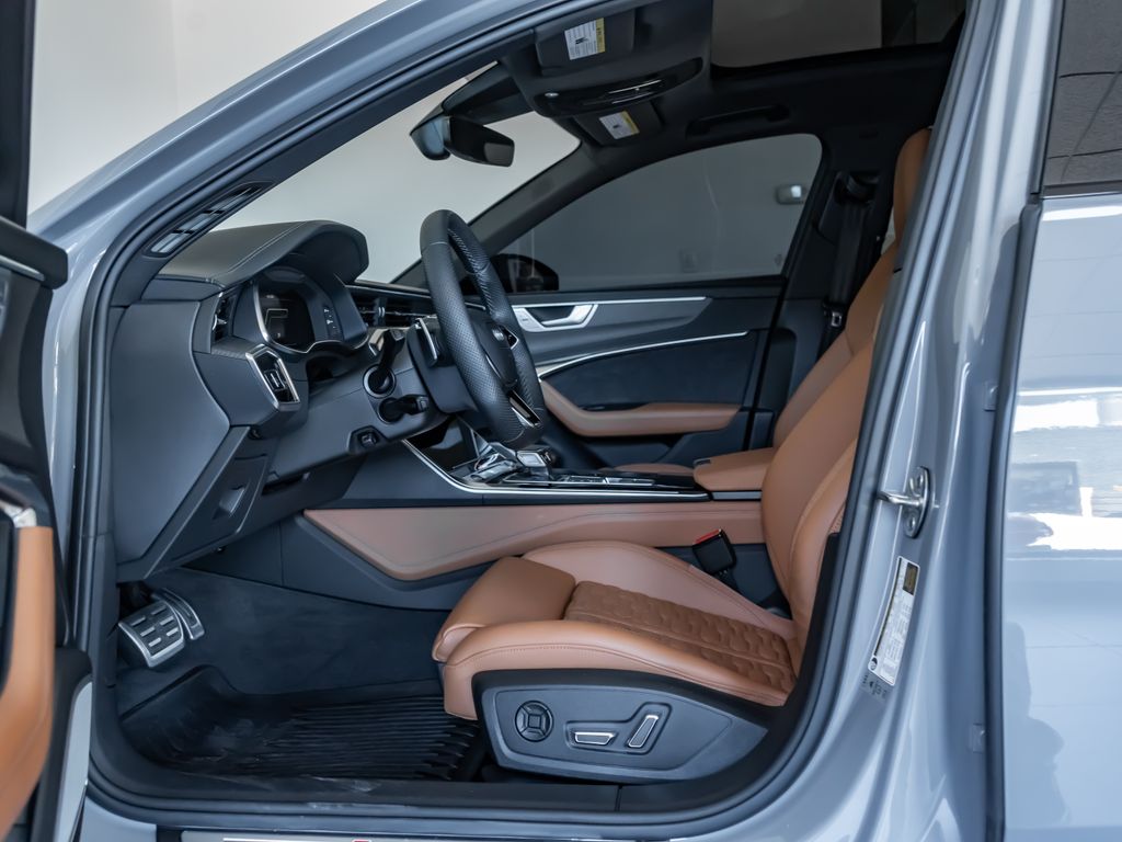 Used 2024  Audi 4.0T image 5