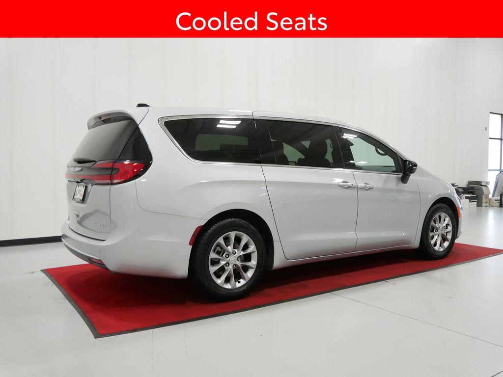 Used 2026 Chrysler Pacifica Van