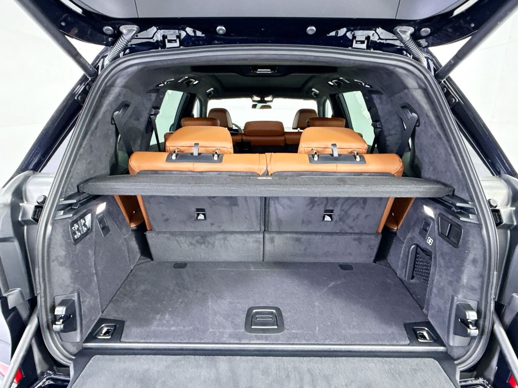 Thumbnail: 2027 BMW X7 - 27