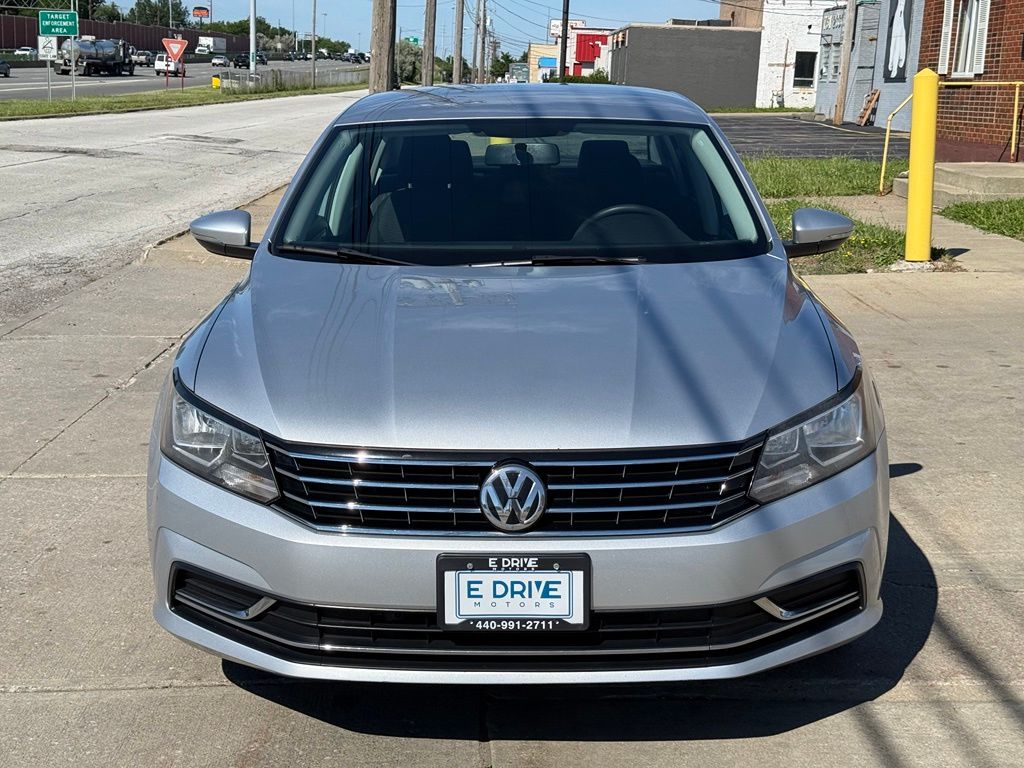 2018 Volkswagen Passat - Image 2