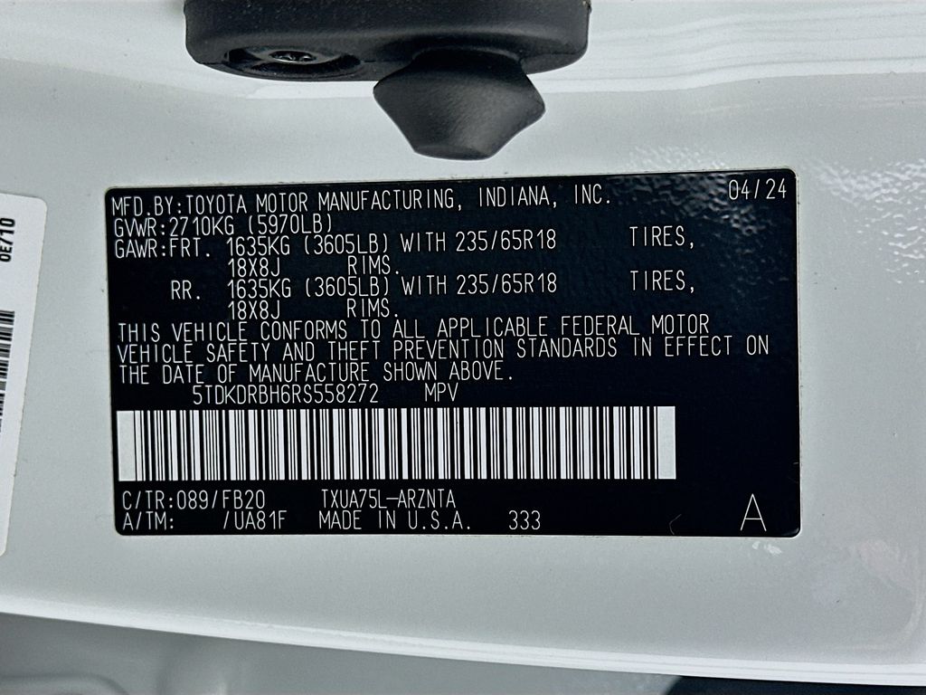 2024 Toyota Highlander LE 32