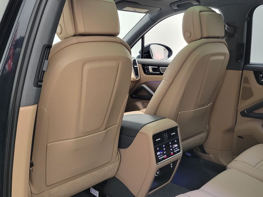 Thumbnail: 2023 Porsche Cayenne - 25