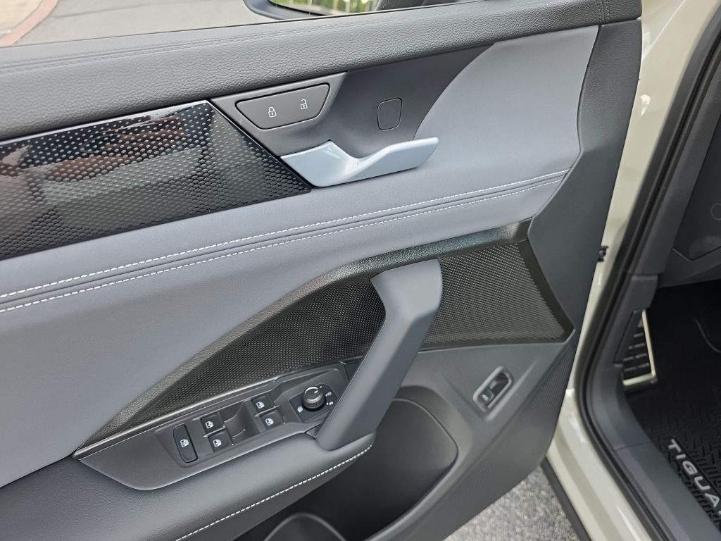 2026 Volkswagen Tiguan 2.0T SE R-Line Black - 11