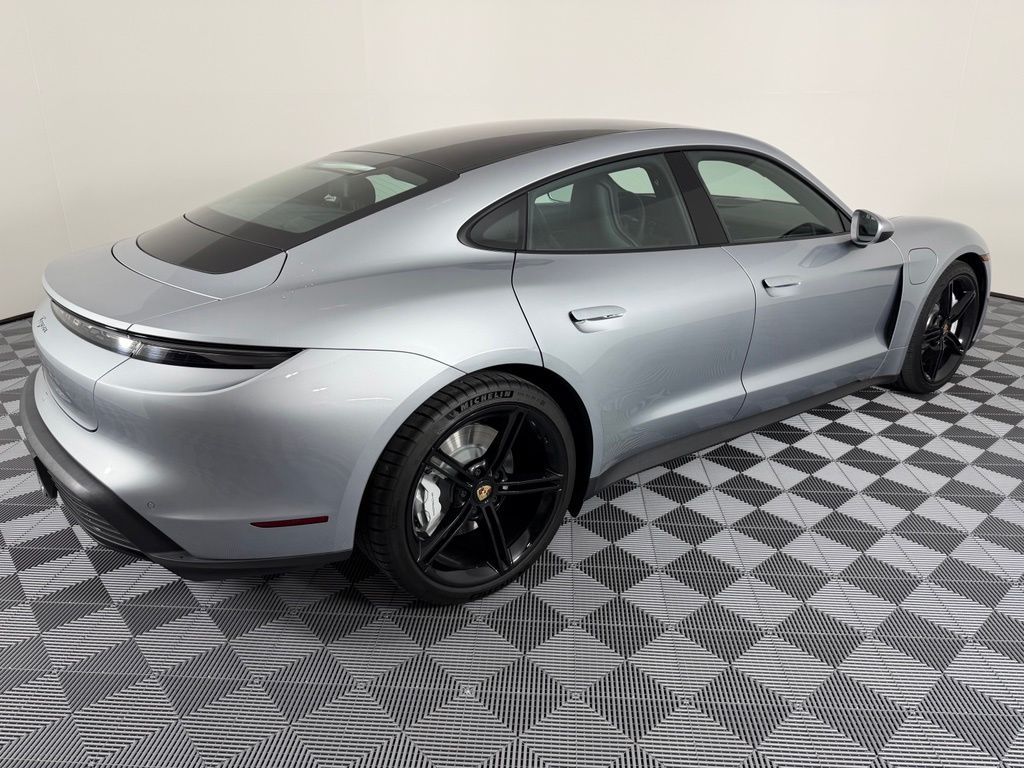 Thumbnail: 2022 Porsche Taycan - 10