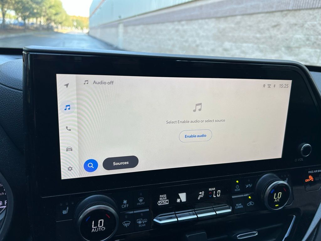 Thumbnail: 2023 Toyota Highlander - 24