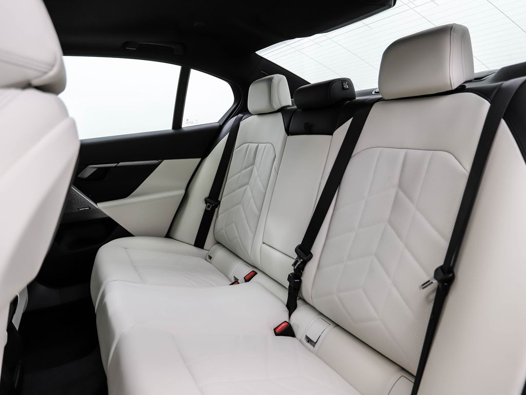 Thumbnail: 2025 BMW 5 Series - 20