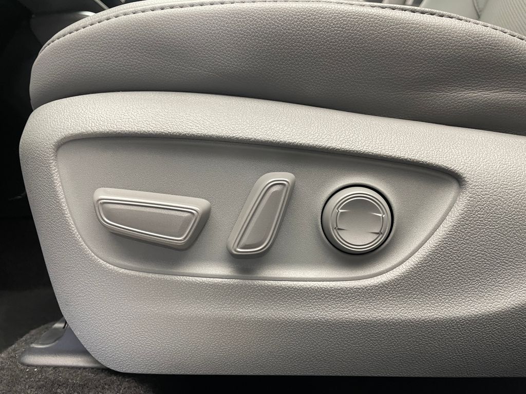 Thumbnail: 2023 Toyota Highlander - 14