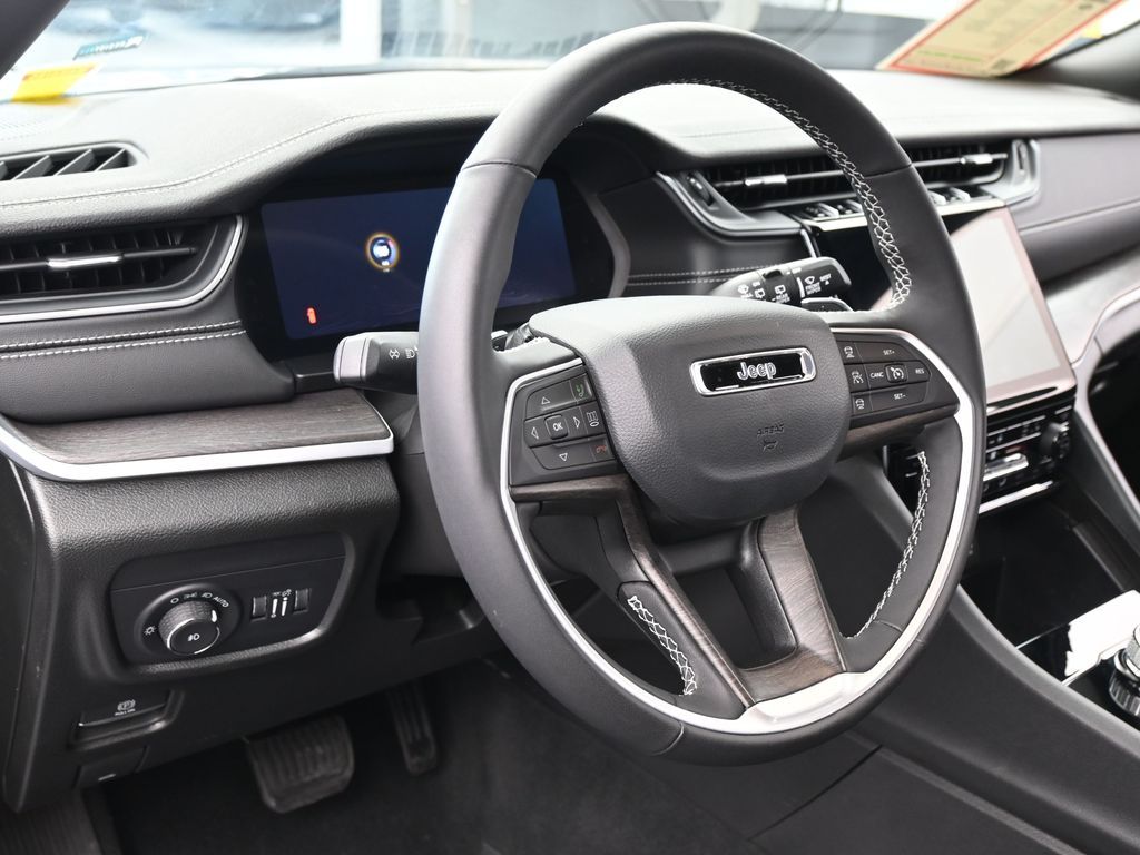 Used 2025 Silver Zynith Jeep Limited image 16