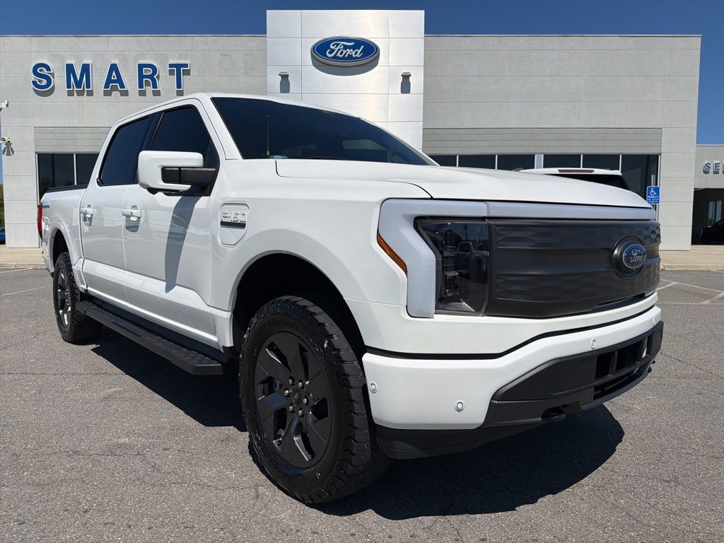 Star White Metallic Tri-Coat 2022 Ford F-150 Lightning Lariat SuperCrew AWD Pickup Truck All-Wheel Drive Automatic
