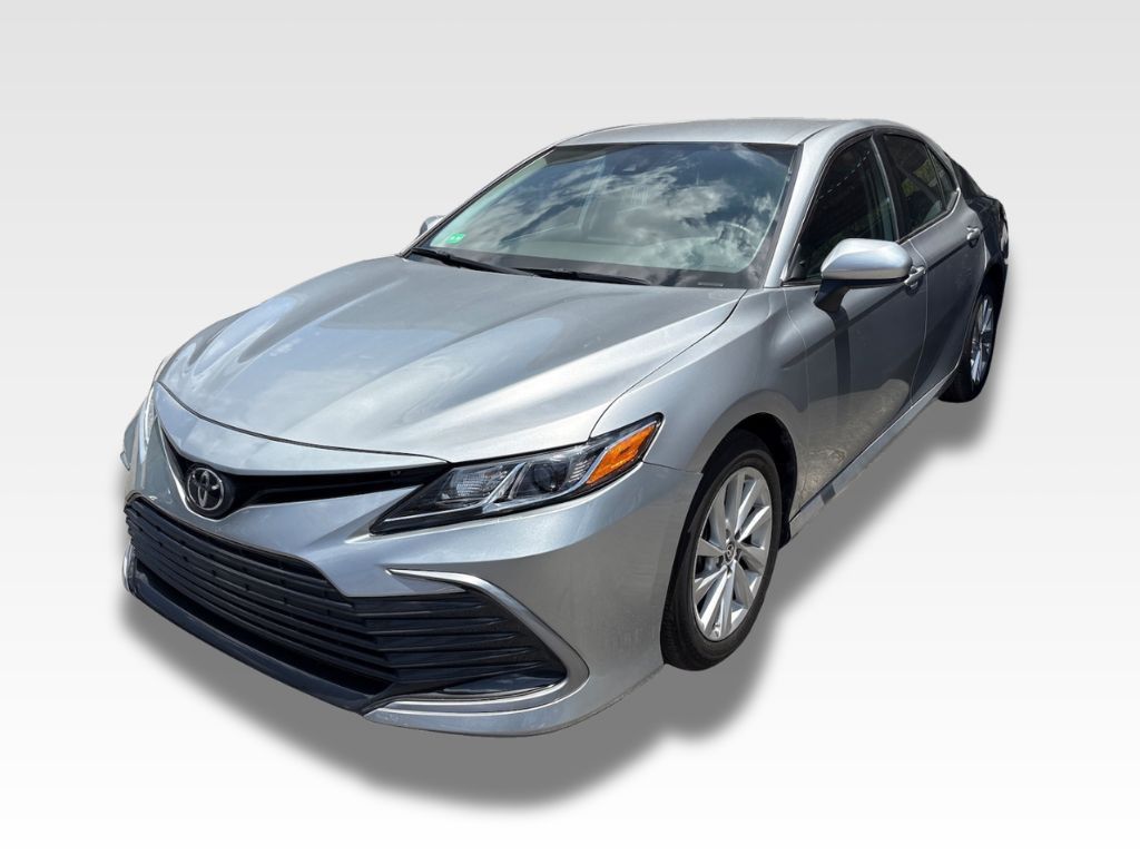 2022 Toyota Camry LE's photo