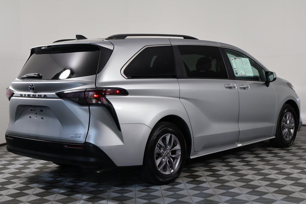 Thumbnail: 2024 Toyota Sienna - 4