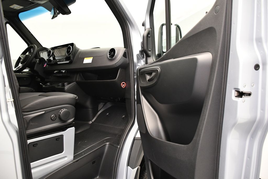 Thumbnail: 2025 Mercedes-Benz Sprinter - 32
