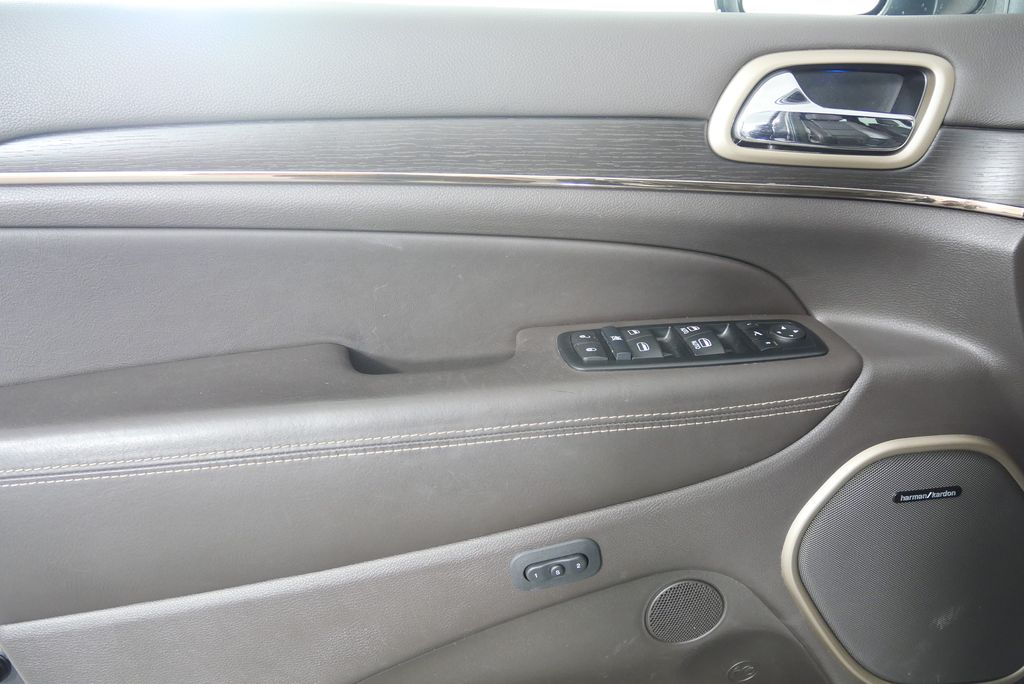 Thumbnail: 2015 Jeep Grand Cherokee - 9