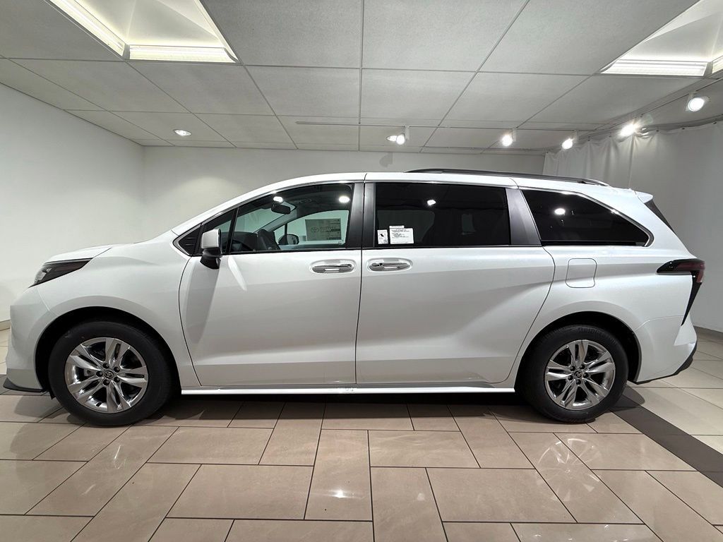 Thumbnail: 2026 Toyota Sienna - 2