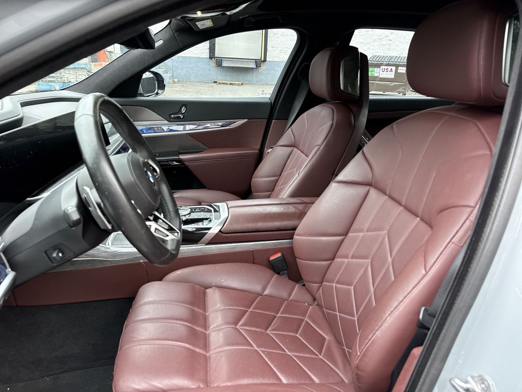 Thumbnail: 2024 BMW 7 Series - 10