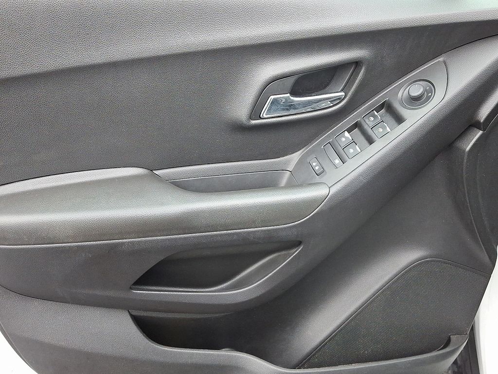 Thumbnail: 2018 Chevrolet Trax - 13