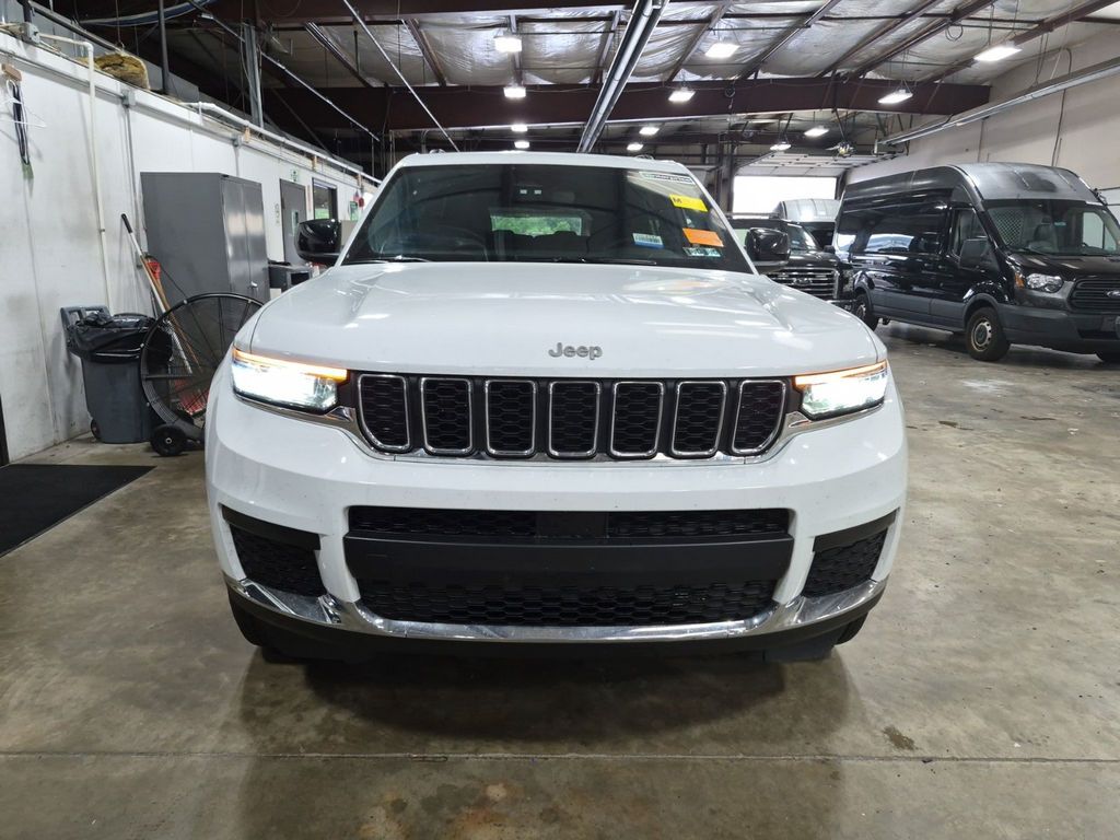 Used 2024 White Jeep Laredo image 3