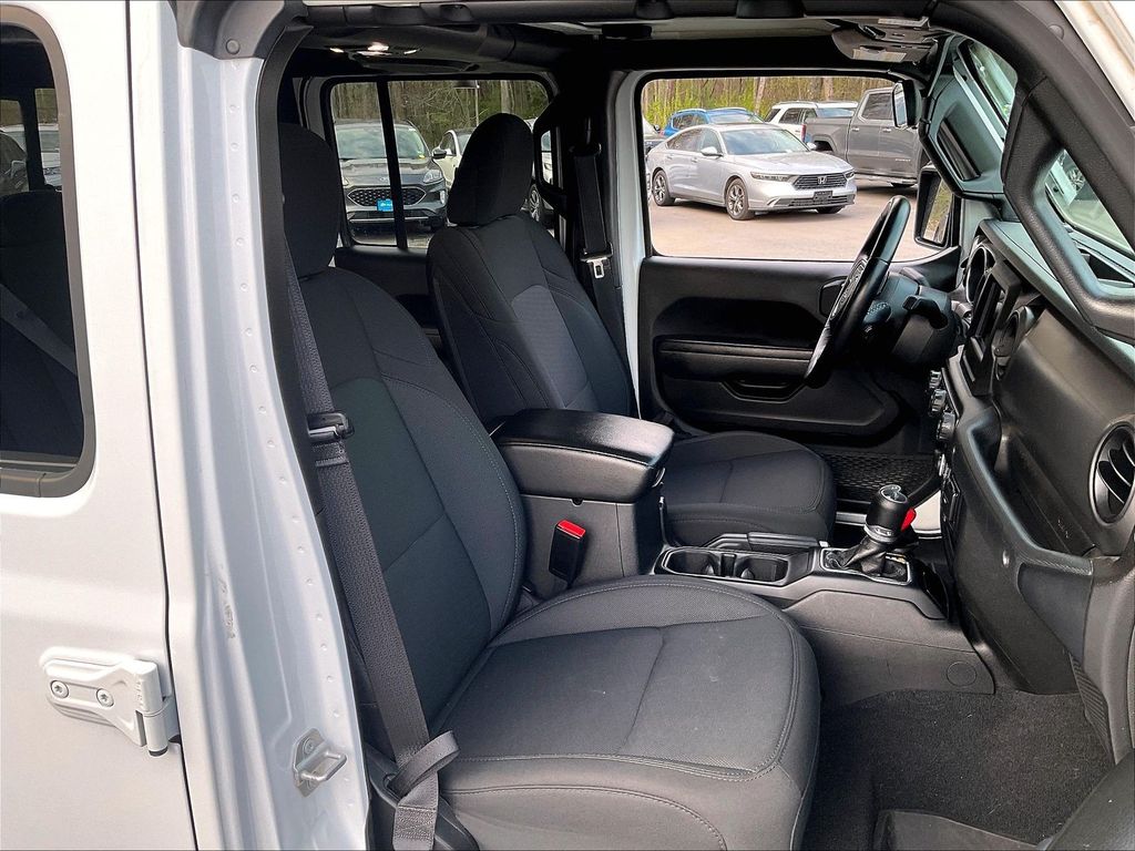 2022 Jeep Gladiator — photo 11