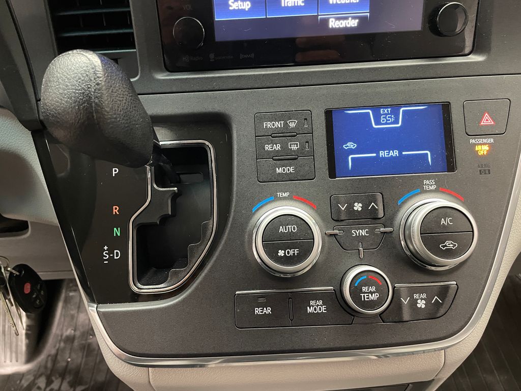 Thumbnail: 2017 Toyota Sienna - 27