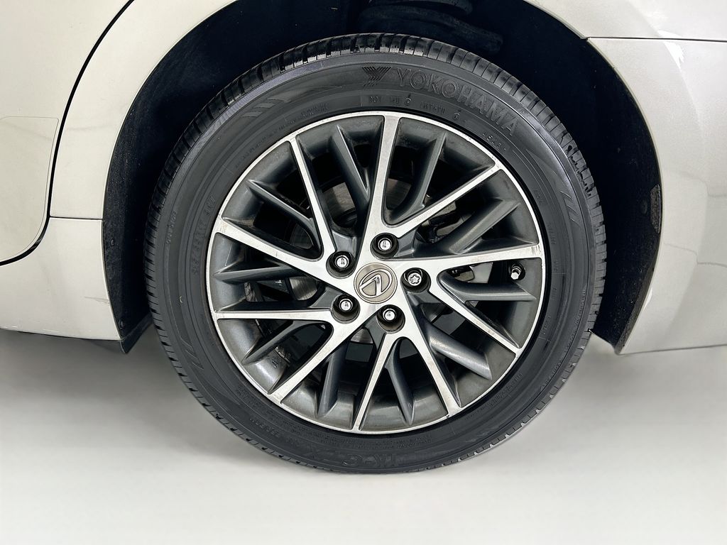 Thumbnail: 2017 Lexus ES - 30