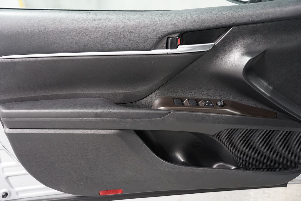 2023 Toyota Camry SE 28