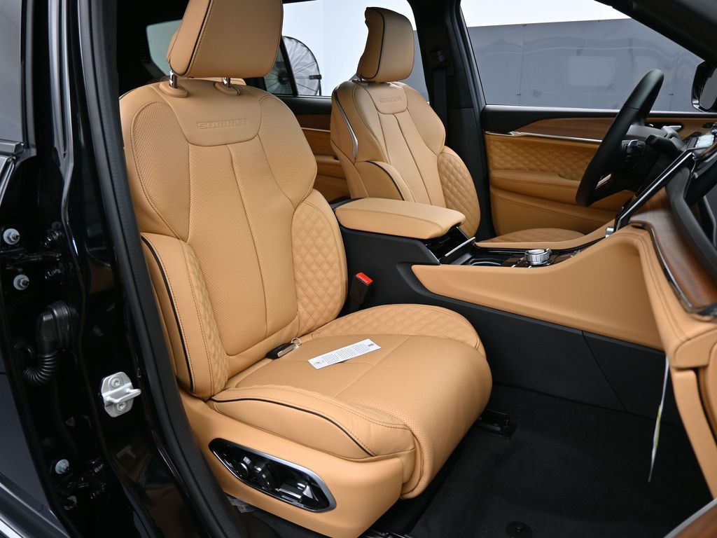 New 2025 Diamond Black Crystal Pearlcoat Jeep Summit image 43