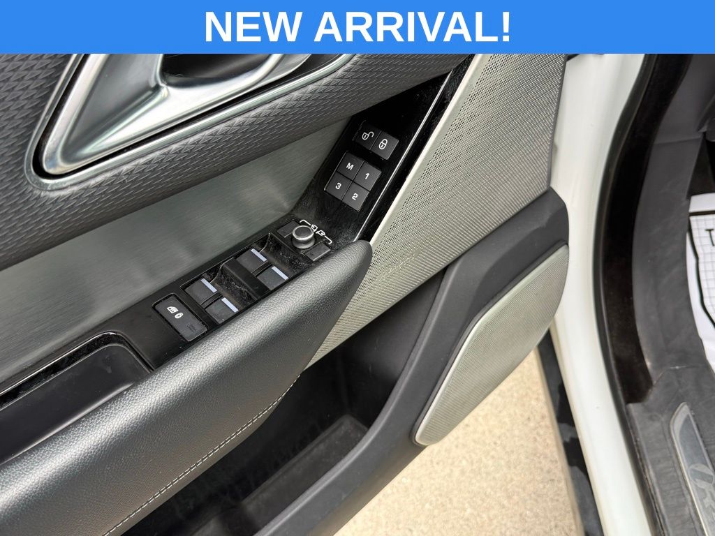 Used 2019 White Land Rover SE R-Dynamic image 25