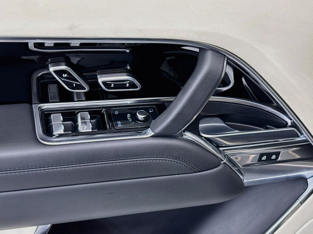 Thumbnail: 2023 Land Rover Range Rover - 22