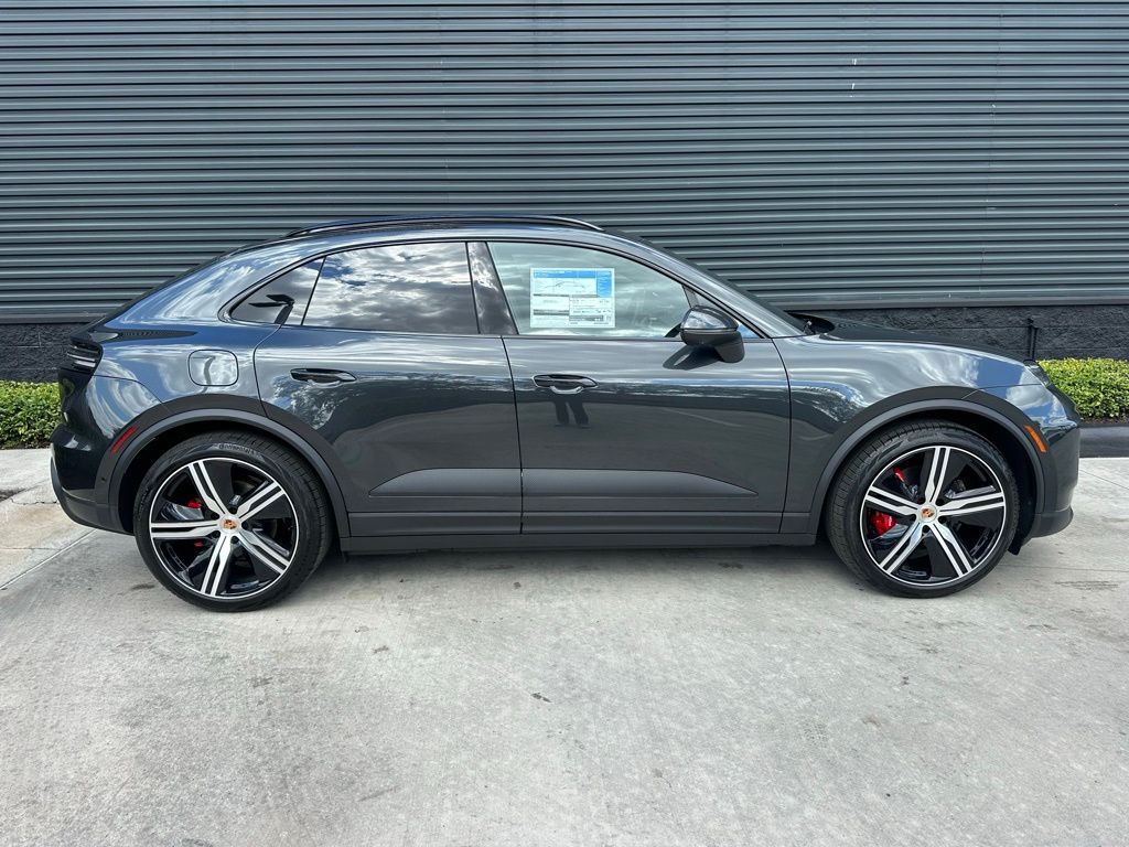 Thumbnail: 2026 Porsche Macan - 10