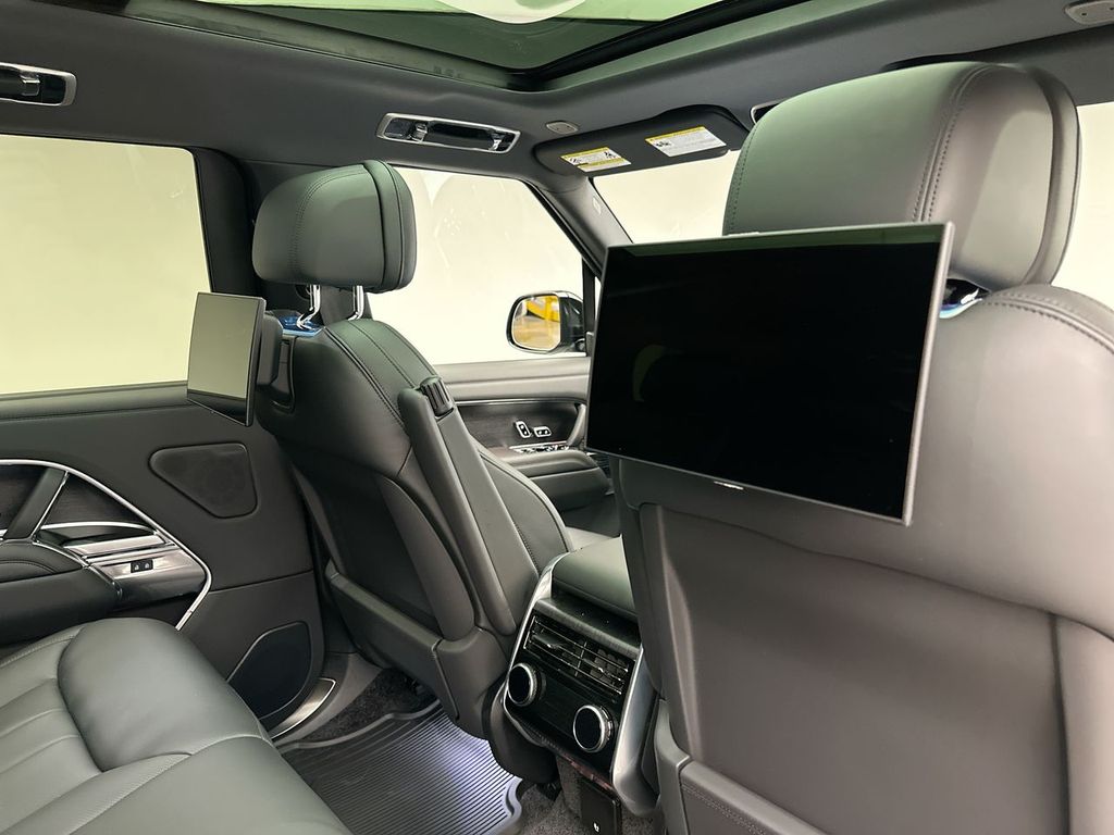 2025 Land Rover Range Rover SE 7