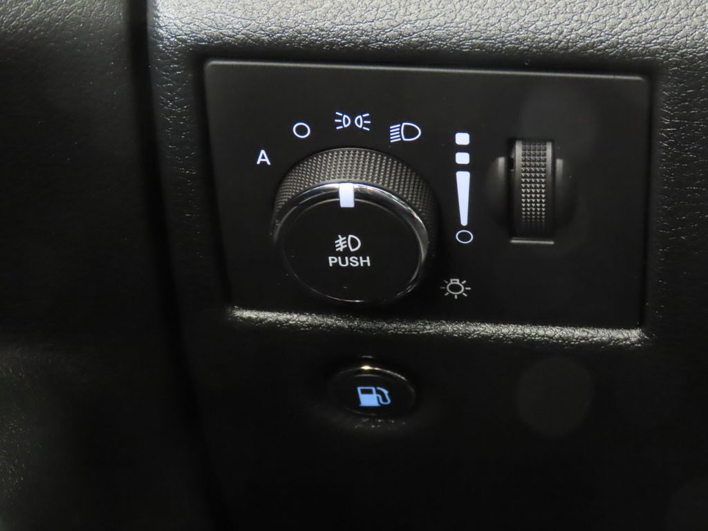 Thumbnail: 2015 Jeep Grand Cherokee - 17