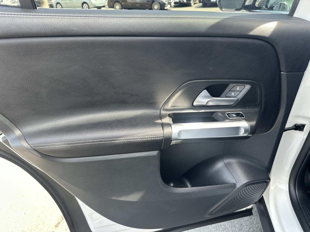 Thumbnail: 2022 Mercedes-Benz GLB - 25