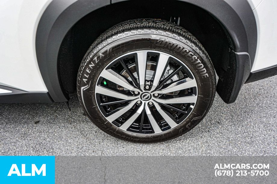 Used 2025 White Nissan Platinum image 16