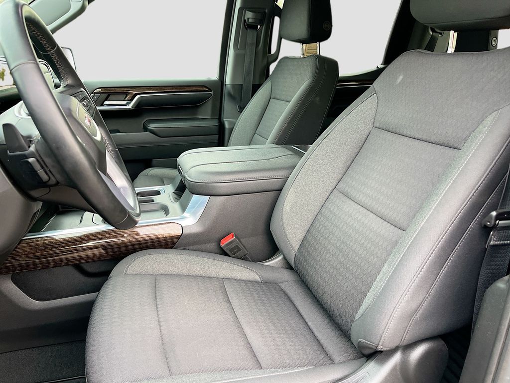 Used 2023 White GMC Elevation image 21