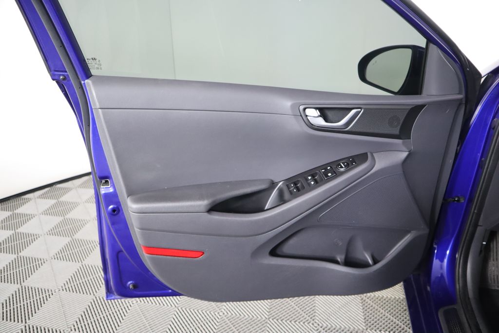 2019 Hyundai Ioniq SE 24