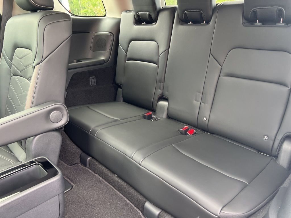 2025 Everest White Pearl Tricoat/Super Black Nissan Pathfinder Platinum FWD SUV
